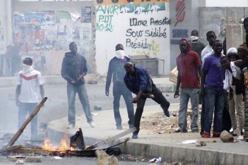 263915_des-etudiants-senegalais-affrontent-les-forces-de-l-ordre-le-1er-fevrier-2012-a-dakar L’exemple viendra t-il du Sénégal ?