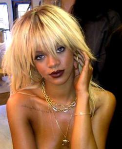 Rihanna apparaît seins nus et blonde