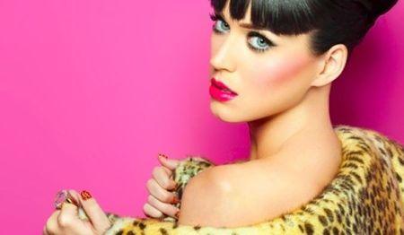 Katy-Perry-pour-la-campagne-OPI_portrait_w674