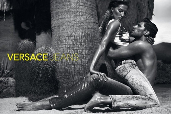 Gisele Bündchen topless dans la nouvelle campagne Versace jeans Gisele Bundchen sexy topless Versace Jeans