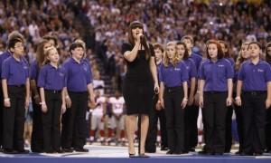 [Superbowl] Kelly Clarkson fait la leçon à Aguilera.