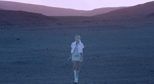 Le film de Kate Bosworth sur la lune (et sublime) pour Vanessa Bruno.