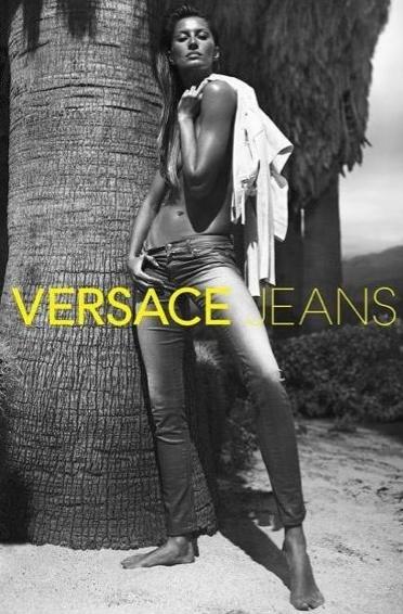 Gisele Bundchen topless pour Versace Jeans!