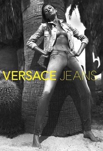 Gisele Bundchen topless pour Versace Jeans!