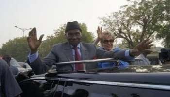Présidentielle sénégalaise : l'UE déploie ses observateurs, la campagne bat son plein Le président sénégalais Abdoulaye Wade et sa femme Viviane, à Dakar le 7 février 2012.