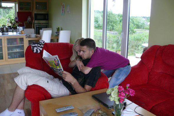 Illusion d'optique : qui serre qui ? l'homme ou la femme ? - image qui-serre-qui-illusion-optique-femme-journal.jpg