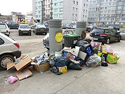 Reparlons du ramassage par pneumatique à Romainville Dechets devant les bornes 2