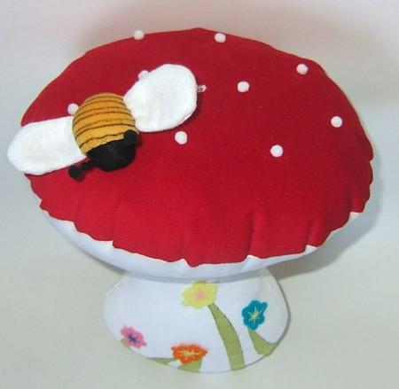 BOITE A MUSIQUE GROS CHAMPI ET PETITE BZZBZZ boite_a_musique_champi