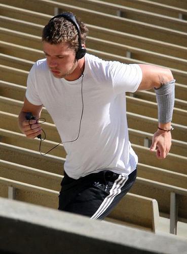 Ryan Phillippe en pleine séance d’entraînement / La splendide Liv Tyler en vacances à la plage