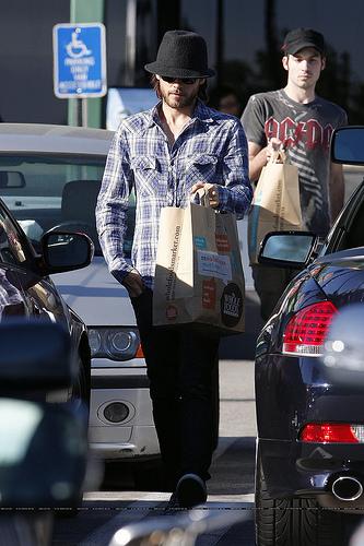 Jared Leto à la sortie d’une librairie / Gavin Rossdale, Gwen Stefani et Kingston au marché