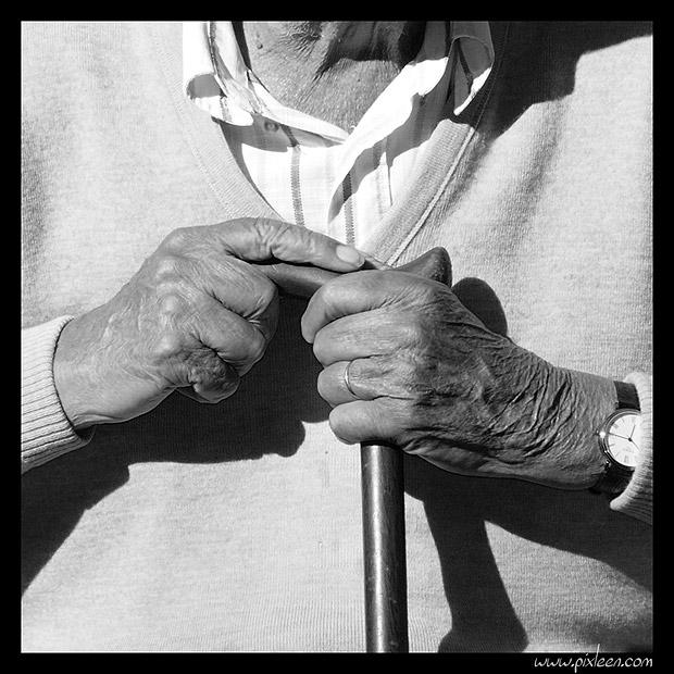 Corps de doyen au soleil : photo noir et blanc vieillesse