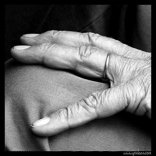 Photo main de personne agee photo noir et blanc 