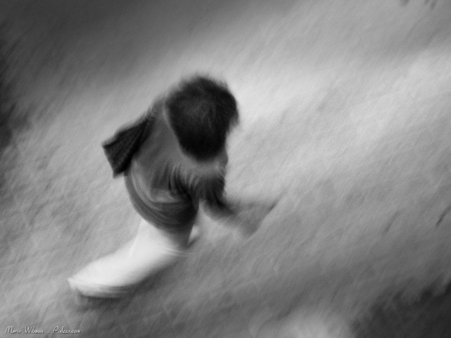 Marcheuse dans Barcelonne Marcheuse en ville photo noir et blanc mouvement