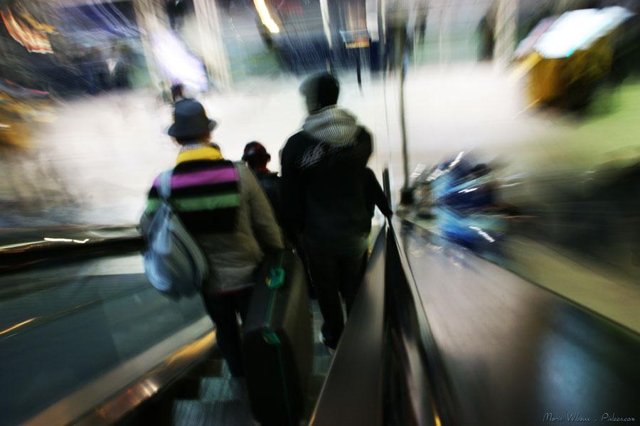 Voyageurs sur les escalators de la gare de Rennes Voyageurs sur les escalators de la gare de Rennes