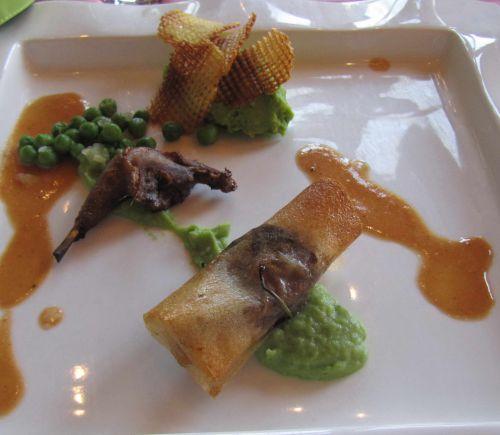 Ballotins de pigeonneaux au foie gras, cuisse confite au miel sur mousse verdoyante et pommes gaufrettes