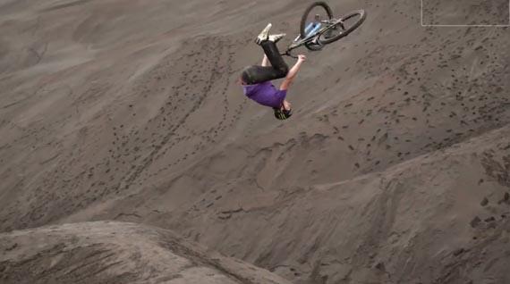 Yannick Granieri & Sam Reynolds : Mountain biking in a volcano range !
