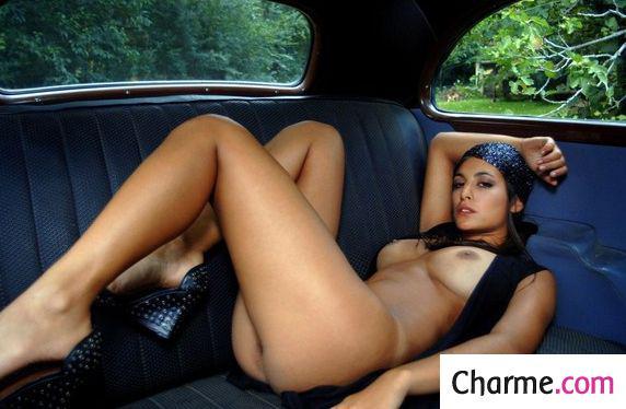 Brune chaude s’exhibe a poil dans sa voiture brune exhibe chatte seins voiture