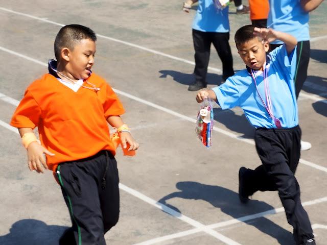 Photo prise le jour de la fête des enfants, dans une cour d'école à Bangkok, où plein d'activités de plein air étaient organisées pour l'occasion. Et les enfants s'en donnait à coeur joie !