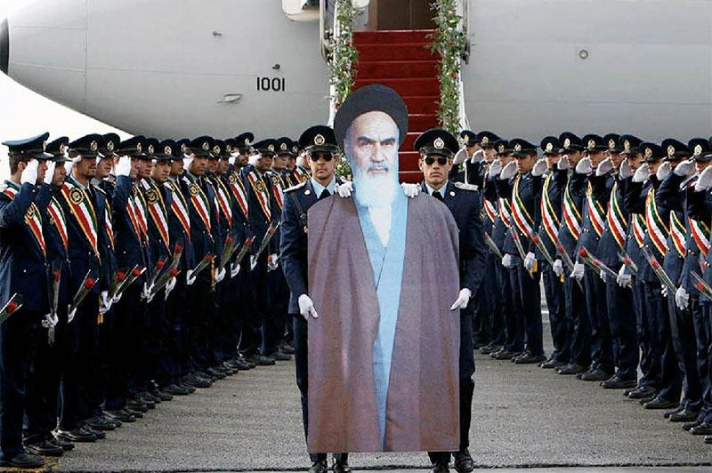 <b></div>Khomeyni cartonne.</b> Le pouvoir iranien raffole des défilés militaires hauts en couleur et des cérémonies de commémoration. Après les festivités en mémoire de la fin de la guerre Iran-Irak, voici donc celles du retour de l’ayatollah Khomeyni. Cette fois-ci pas d’acteurs ni de figurants. Le célèbre ayatollah ne pouvant être représenté par un comédien, voici donc son effigie en carton, trimbalée depuis la passerelle d’un avion officiel jusqu’au tarmac de l’aéroport de Téhéran. En exil jusqu’au départ du shah, le religieux était rentré en Iran le 1er février 1979, accueilli comme le messie par une foule en liesse. À la question: «Que ressentez-vous?» Khomeyni avait répondu: «Rien. » Une réponse que les Iraniens avaient interprétée comme une preuve de son mysticisme. 