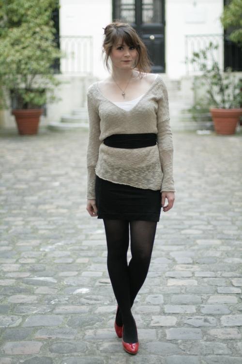 pull beige jupe noire Lugosi