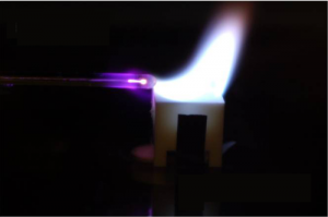 Une électrode déforme une flamme Une électrode déforme une flamme