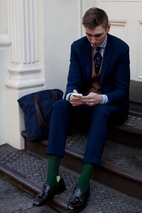 color-socks-blue-suit-tote-men-style color socks blue suit tote men style 466x700 Les codes oubliés de lélégance