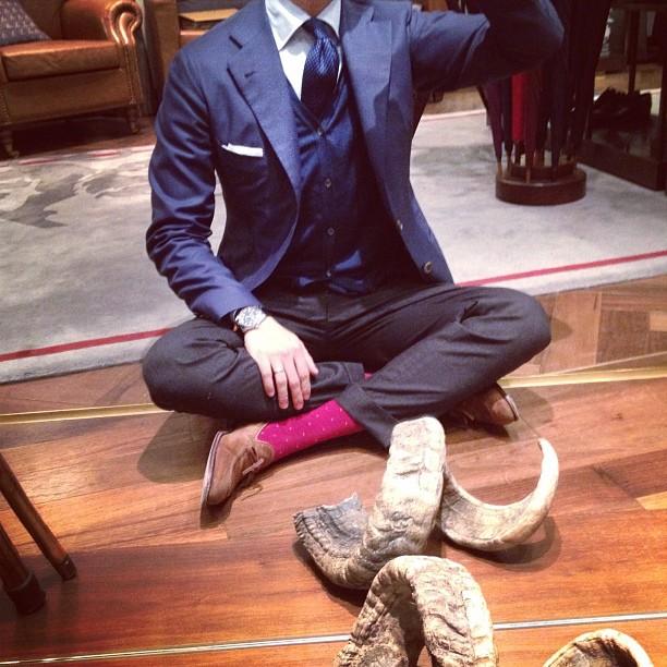 ram-horn-pink-socks-men-style-navy-jacket ram horn pink socks men style navy jacket Les codes oubliés de lélégance