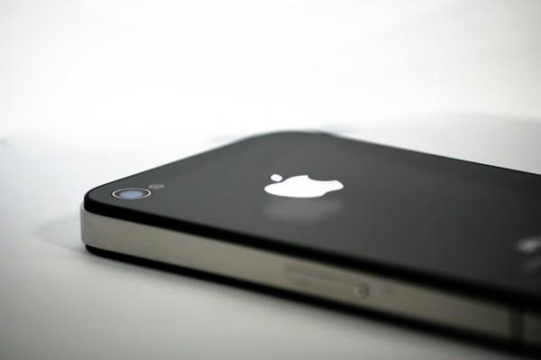 apple iphone 4 back blur 600x399 iAd : Apple ne parvient pas à rivaliser avec Google