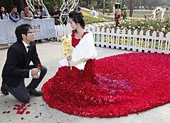 Gros coup de coeur pour Xiao Fan et sa robe aux 9999 roses! VISUAL-244909-001-36502_480x347-copie-2.jpg