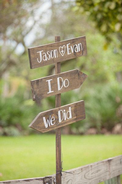 panneau-bois-fleche Des panneaux en bois pour un mariage