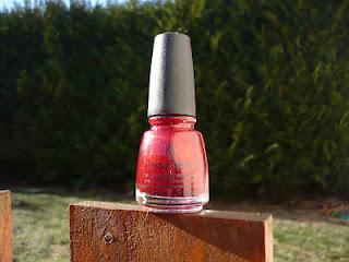 Du rouge sur mes ongles....Oui mais à paillettes ! Du rouge sur mes ongles....Oui mais à paillettes !