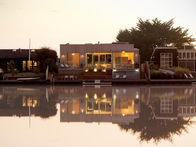 { Visite déco } Une maison en bois sur le lagon… { Visite déco } Une maison en bois sur le lagon…