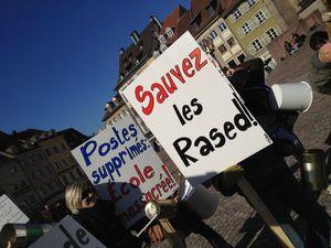 Les écoles de #Mulhouse dans la rue pour défendre les RASED contre #sarkocasuffit IMG_5059