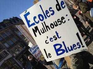 Les écoles de #Mulhouse dans la rue pour défendre les RASED contre #sarkocasuffit IMG_5061