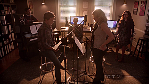 Critiques Séries : Smash. Saison 1. Episode 3. Enter Mr DiMaggio. vlcsnap-2012-02-21-20h20m57s86.png