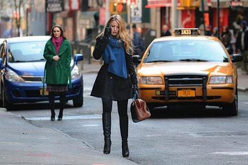 serena-and-blair-in-the-street_546x363.jpg
