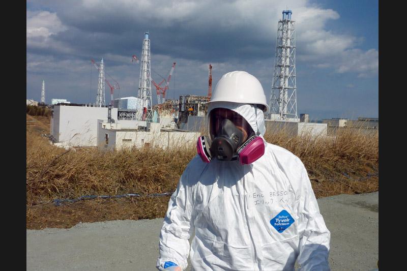 <b></div>Rassurant.</b> C’est revêtu d'une combinaison blanche de protection, masqué, ganté et chaussé de deux paires de surbottes, qu’Eric Besson a visité ce mardi la centrale nucléaire de Fukushima Daiichi. Il est ainsi le premier ministre étranger à se rendre sur cette zone, ravagée par le tsunami du 11 mars dernier. Le ministre de l’Industrie a adressé un message d'encouragements aux travailleurs du site et s’est dit ''globalement rassuré''. «J'appartiens à un pays qui produit l'essentiel de son électricité avec l'énergie nucléaire et continue de croire à un nucléaire civil avec le plus haut niveau de sécurité, nous comptons sur vous pour redonner vie à ce secteur», a déclaré le ministre français aux responsables et employés présents sur place. 