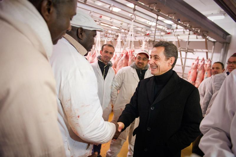 En visite. Au lendemain des déclarations de Marine Le Pen sur la viande halal, Nicolas Sarkozy s'est rendu ce mardi, peu après 6h15, au marché d'intérêt national de Rungis pour une visite surprise. Il a estimé que «la polémique» déclenchée par la candidate FN ''n'avait pas lieu d'être''. ''On consomme chaque année en Ile-de-France 200.000 tonnes de viande et il y a 2,5% de viande casher et Halal'' sur ce total, a fait valoir le président candidat qui venait d'arriver au pavillon des volailles et viandes de boucherie. Dimanche, gouvernement et professionnels avaient réfuté en bloc les affirmations de Marine Le Pen selon qui toute la viande distribuée en Ile-de-France serait, à l'insu des consommateurs, ''exclusivement'' de la viande halal.