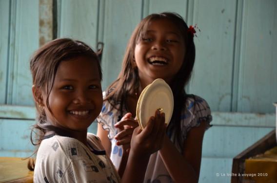 Au warung : timides au départ, ces petites filles finissent par se laisser photographier (Negara, Kalimantan Sud, Indonésie)