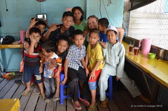 Au warung avec les enfants de Negara (Kalimantan Sud, Indonésie)