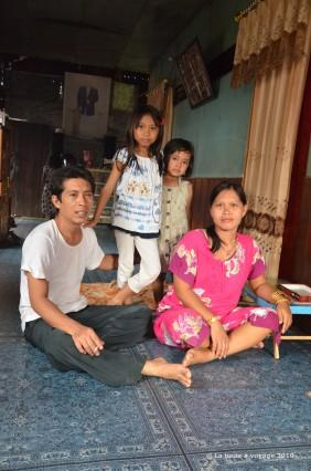 La famille qui nous a invités à prendre le thé, pour nous montrer sa maison (Negara, Kalimantan Sud, Indonésie)