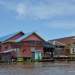 Les petites cabanes en bois devant les maisons servent de toilettes (Negara, Kalimantan Sud, Indonésie)