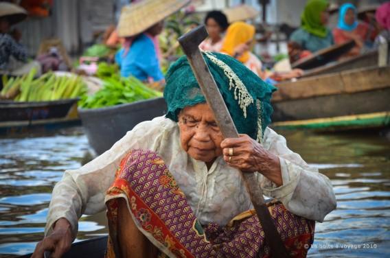 Les femmes du marché de Lok Baintan sont souvent très vieilles (Banjarmasin, Kalimantan Sud, Indonésie)
