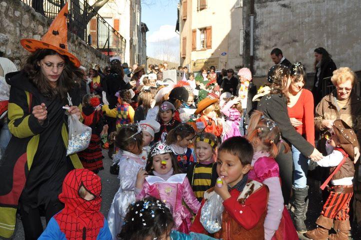 401036_318212011560067_100001138124703_810616_2110245148_n (2) Carnaval des enfants (suite )