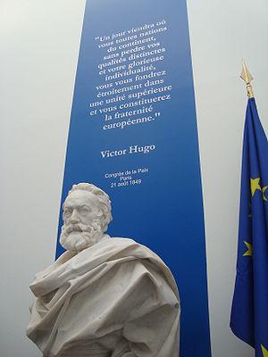 Français : Buste de Victor Hugo avec en arrièr...