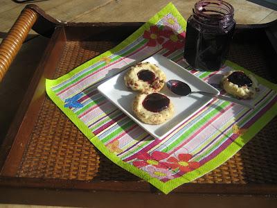 Biscuits «empreintes» au cheddar et pacanes  à la gelée de raisins et de porto