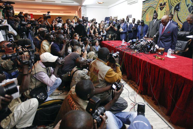 <b></div>Élections</b><br /> Abdoulaye Wade, à 85 ans, candidat contesté à un troisième mandat à la présidence sénégalaise en conférence de presse. Ce mardi, après le premier tour du suffrage, le camp du président sortant a reconnu qu’il y aura bien un second tour, alors que les premiers résultats officiels étaient encore attendus dans la journée. Tout indique que son adversaire sera Macky Sall, son ancien premier ministre passé dans l'opposition.