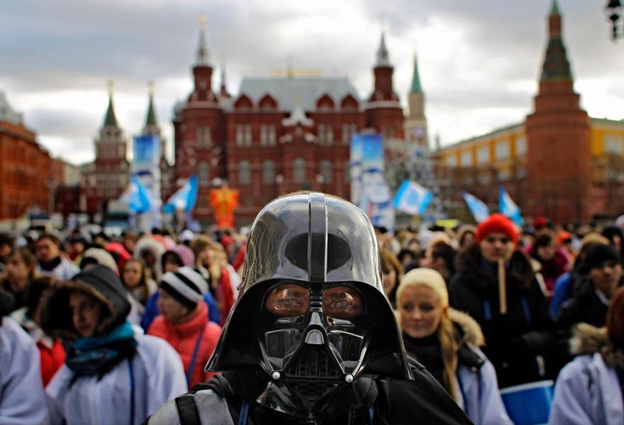 Je la veux cette place.... Les membres des Stal (le parti de jeunesse pro-Kremlin) sont aussi descendus dans la rue pour défendre leur président. Le premier ministre Vladimir Poutine a été critiqué par les observateurs de l'OSCE, qui considèrent que les élections de ce week-end étaient entachées de nombreuses fraudes.