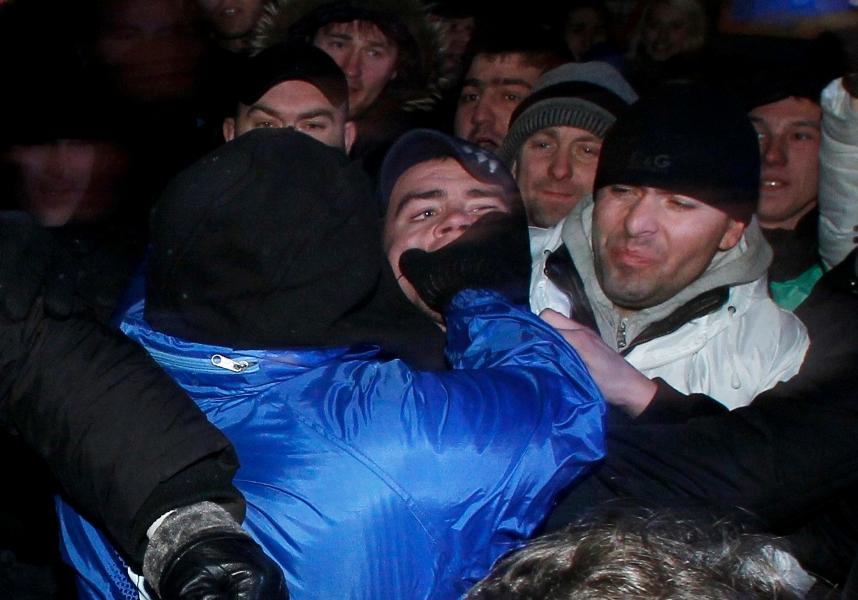 Je la veux cette place.... Les pro- et anti-Poutine en sont venus au mains dans la rue. Les opposants au régime sont descendus pour la deuxième fois en deux jours manifestés contre les résultats du scrutin.