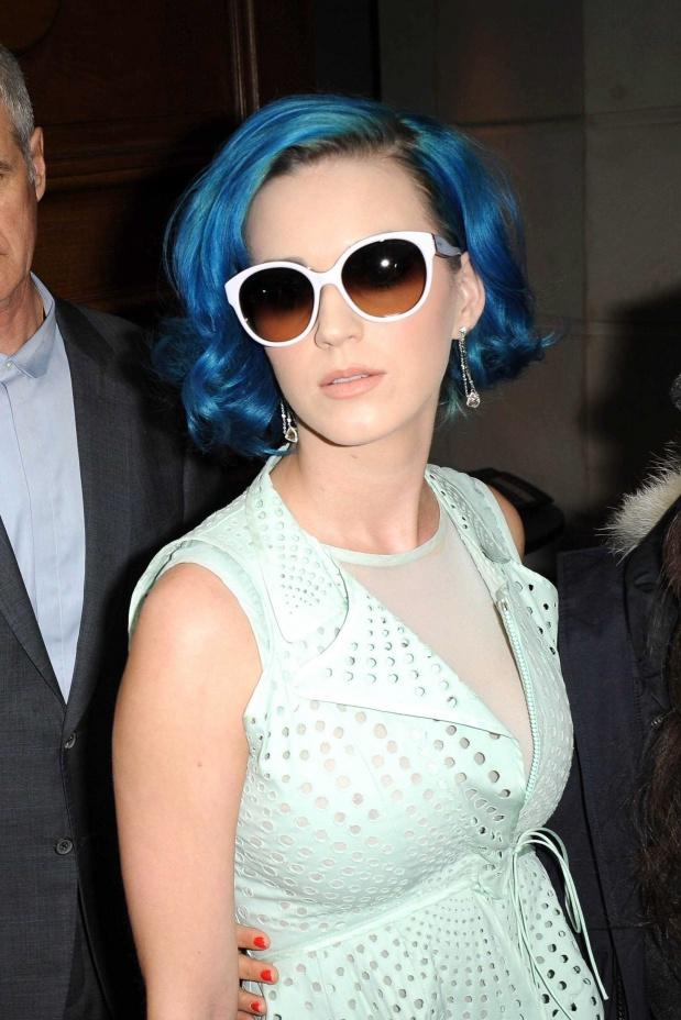 Katy Perry: cheveux bleus et robe couleur pastel pour la fashion week!